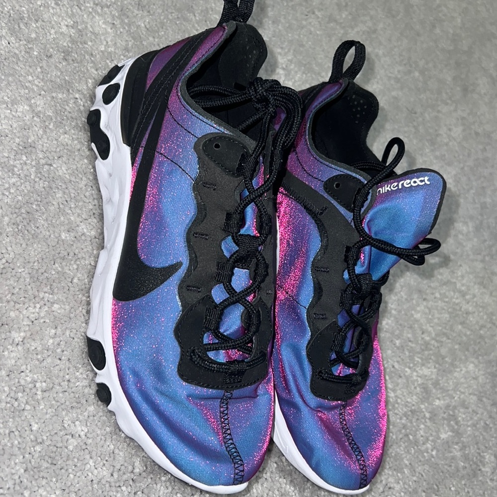 NIKES 8.5